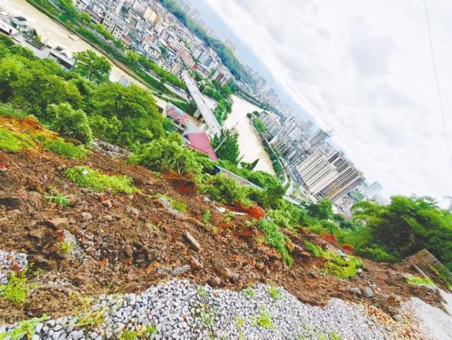90分钟紧急转移128名群众到安全地带  一场与滑坡险情的生死竞速