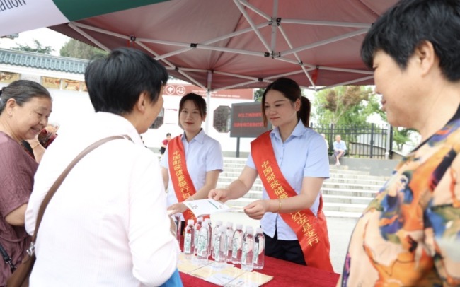 邮储银行黄冈市分行爱心助考在行动