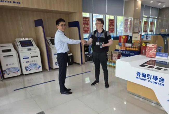 “攥着新护照干着急？”兴业银行武汉分行双语服务让外籍客户写下好评
