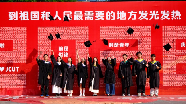 荆楚理工学院5881名毕业生同上“最后一课”，校长寄语：以青春之我筑强国之梦