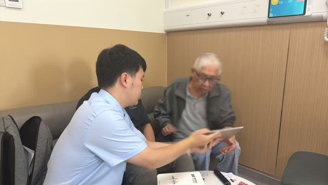 金融服务进病房 敬老纾困暖人心