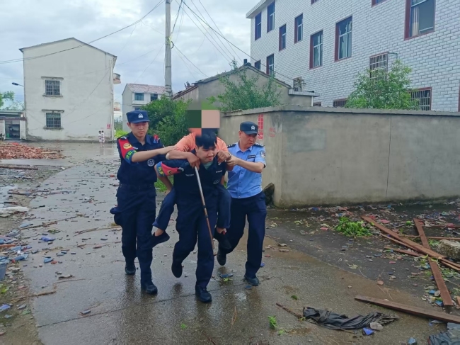 战风雨 保畅通 护民安  大冶公安多警种联动应对极端天气