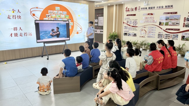 政警校医齐发力 护航暑期不“放假”——武汉工商学院“微笑蓓蕾”志愿服务队走进随州乡镇开展安全宣教