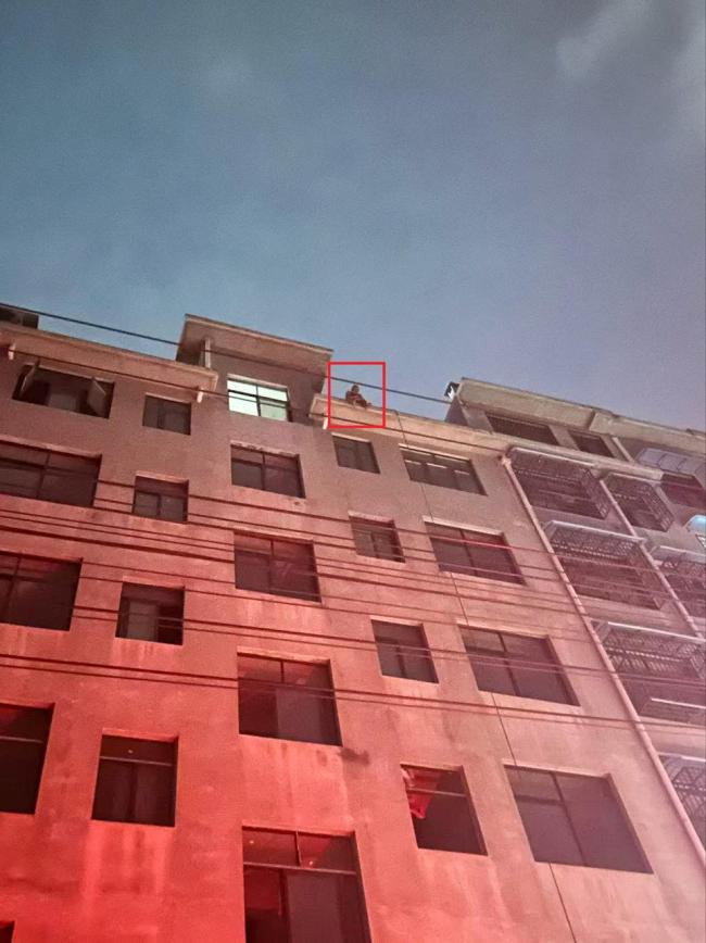 深夜 2 小时生死劝导！崇阳民警成功救下轻生男子