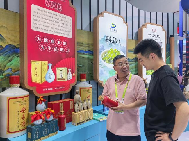 非遗楚酒焕新出圈！荆州礼物“蛇通酒”缘何成为升学宴、生日宴礼赠优选