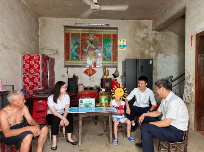 传递温暖 守护童心——富德生命人寿“小海豚计划”一对一帮扶走进黄石市大王镇