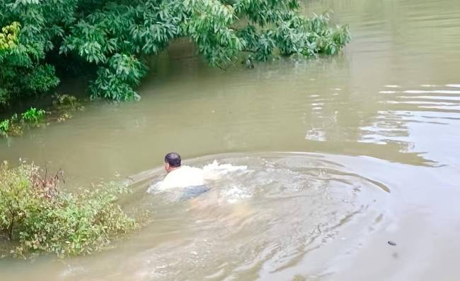 “水位必须下来！”广水村支书纵身跃入水库手动泄洪排险