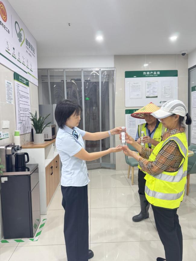 致敬高温下的坚守 邮储银行宜昌市分行“夏日送清凉”关爱户外劳动者