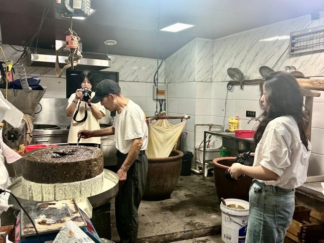 港城学子返乡探访非遗手工豆腐工坊 新媒体助力传统食艺破圈传播
