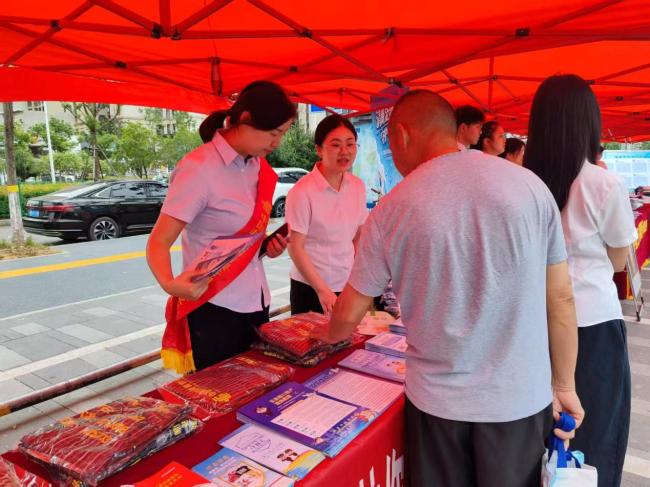 邮储银行阳新县支行参与金融教育宣传周集中宣传 将金融知识送进商圈