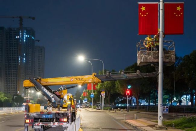 武汉街头，挂起“中国红”！