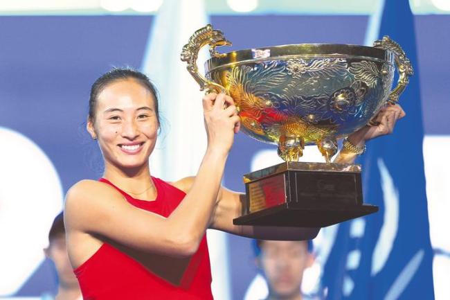 低谷中不曾放弃 逆风局从不腿软 湖北力量闪耀钻石球场  郑钦文再创历史！中网诞生首位本土冠军