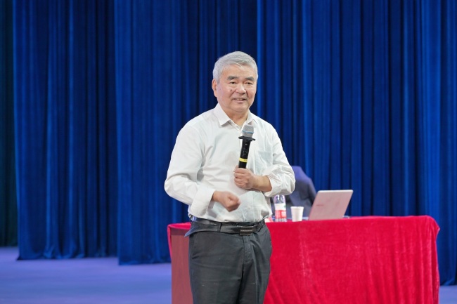 中国工程院院士谭建荣走进武汉工程科技学院纵论智能机器人发展趋势(图1)
