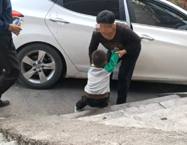 3岁男孩偷酸奶被奶奶坚持送派出所：底线问题不能惯