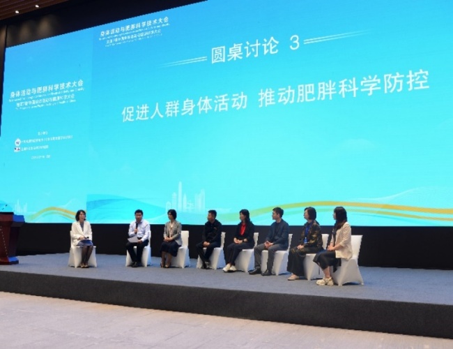 一群人站在台上    AI 生成的内容可能不正确。