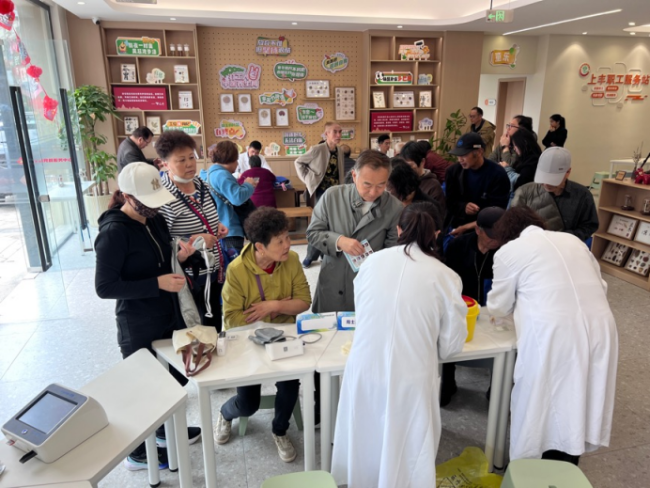 华东医院泌尿外科进社区开展公益义诊，守护居民泌尿健康