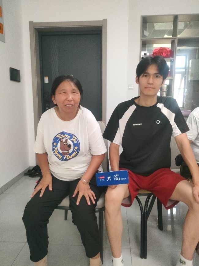 21岁大学生带视障母亲看病后续：从小就是母亲的“眼睛”和“拐杖”