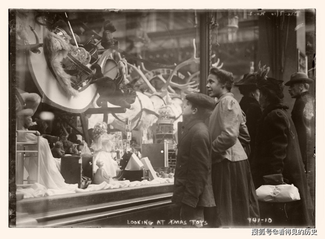 老照片 美国圣诞节的购物人潮 百年前的纽约很是繁华 