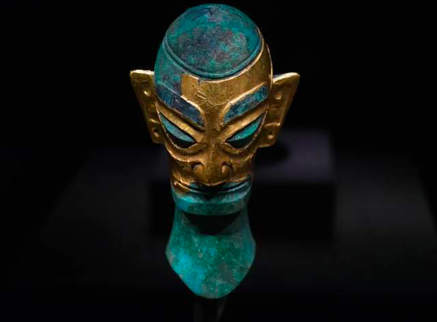 ▲三星堆青铜面具，现藏于四川广汉博物馆。图源：图虫创意