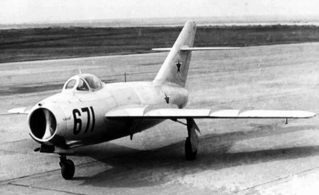 上圖_ 蘇聯研發的米格17