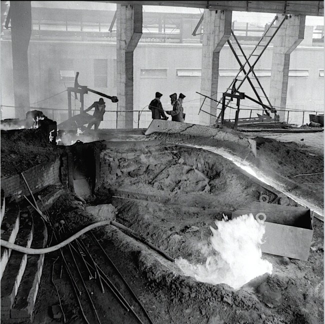 武汉钢铁厂里的忙碌情景。武汉钢铁厂始建于1955年，于1958年9月13日建成投产。