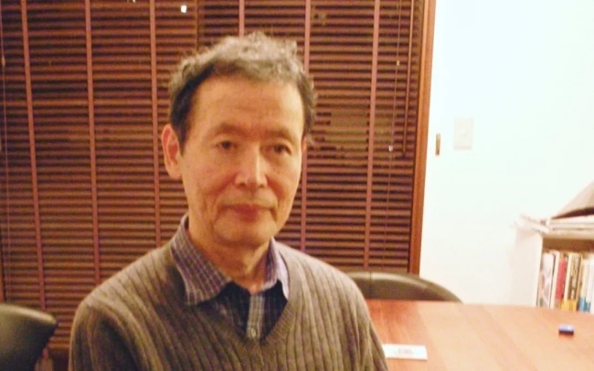 柄穀行人(Kojin Karatani) 1941年生於日本兵庫縣尼崎市。早年就讀於東京大學，先後獲經濟學學士和英文科碩士學位。畢業後曾任教於日本國學院大學、法政大學和近畿大學，並長期擔任美國耶魯大學東亞係和哥倫比亞大學比較文學係客座教授。2006年榮休。他是享譽國際的日本當代著名理論批評家，至今已出版著述30餘種。代表作有《日本現代文學的起源》《跨越性批判——康德與馬克思》《世界史的構造》等，《定本柄穀行人集》全5卷於2004年由岩波書店出版。