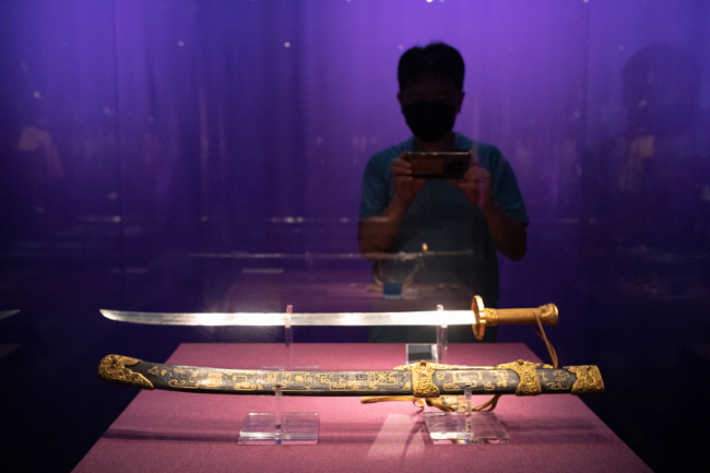 Beijing, inaugurata la “mostra degli armamenti della dinastia Qing collezionati nel Museo della Città Proibita”