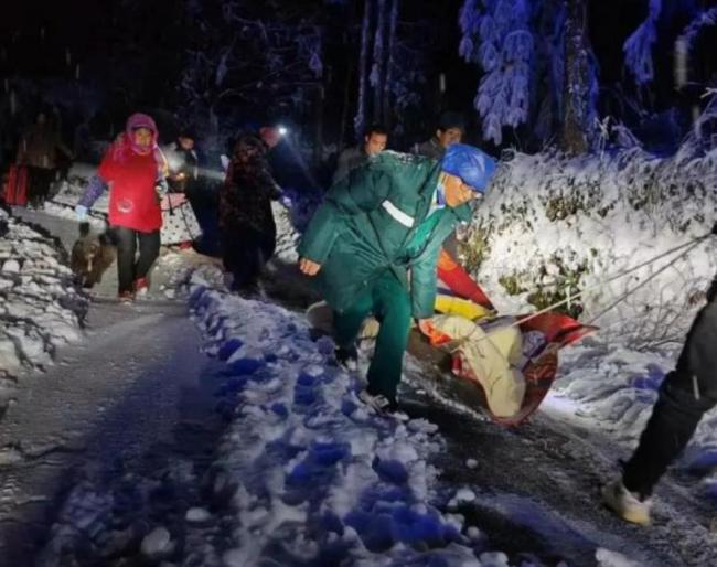 雪の夜に産気づく妊婦 険しい山道を「そり」で運び無事出産