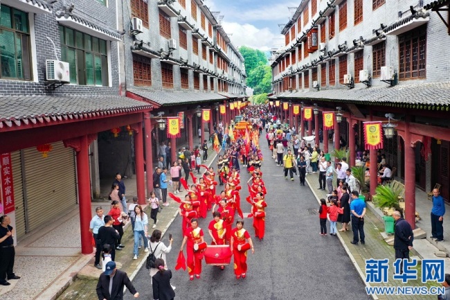 在江西省永丰县龙冈畲族乡，村民穿上节日盛装载歌载舞。新华网发 曾健 摄