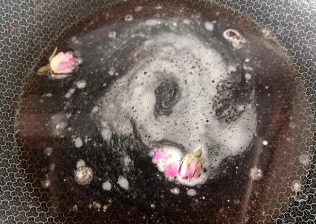 家里有糯米粉的，试试做手工糍粑，淋上红糖汁，比火锅店的都好吃
