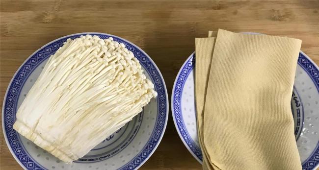 豆皮百吃不厌的做法，加一把金针菇，煮一煮比肉还好吃，营养低脂