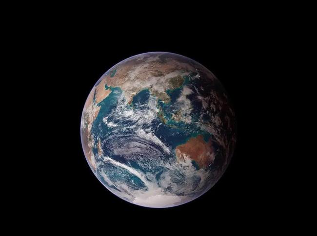 地球重达60万亿亿吨，为什么不会掉下去，还能悬在太空中？
