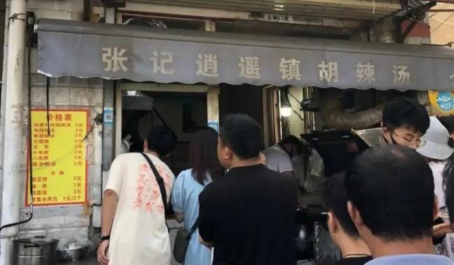 开封这家路边胡辣汤小店，一年到头排长队，不少老开封人拿锅来买