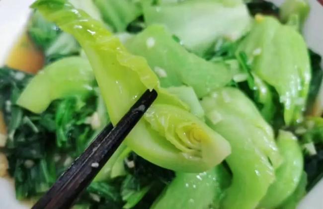 2块钱买把芥菜，补钙比牛奶强，简单一炒全家抢着吃
