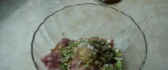 路边野菜秒变美食，10分钟包出抢手饺子，饭店都比不上