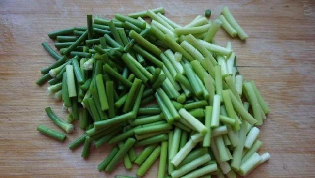 家常菜也能惊艳全家？蒜苔肉丝炒拉皮，30块吃出幸福感