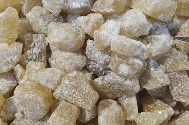 白冰糖清透黄冰糖香甜，区别在哪？做菜选错糖味道差十倍