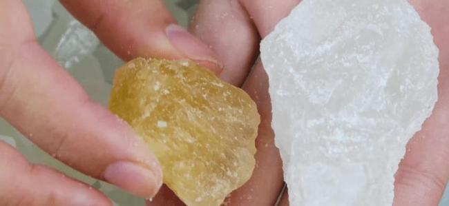 白冰糖清透黄冰糖香甜，区别在哪？做菜选错糖味道差十倍
