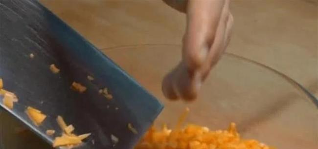 面粉加根胡萝卜,不炸不烙蒸一蒸,比油条香十倍!