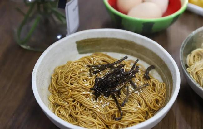 三分钟学会网红葱油面，简单一勺酱汁，香到邻居敲门问！