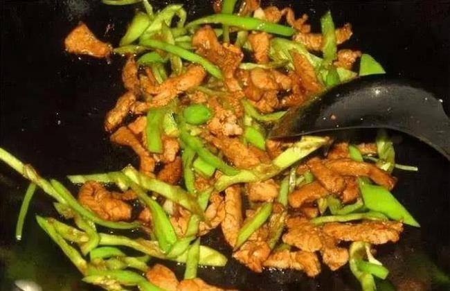 外国人惊叹中国菜鸡肉牛肉软，背后烹饪秘诀让人服气？