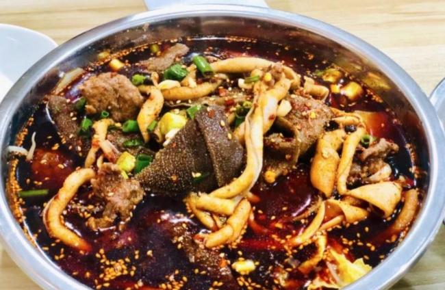 成都街头冒菜王，排队40分钟才吃到，味道却让全城疯狂