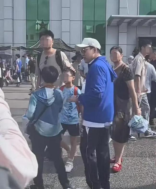 霍启刚冒雨带儿逛军营！擦汗一幕暖人心，11岁儿子独立了吗？