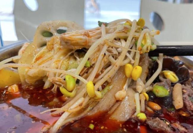 成都街头冒菜王，排队40分钟才吃到，味道却让全城疯狂