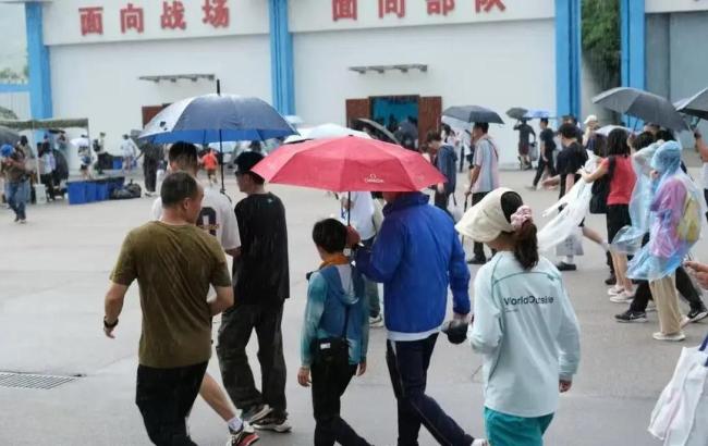 霍启刚冒雨带儿逛军营！擦汗一幕暖人心，11岁儿子独立了吗？