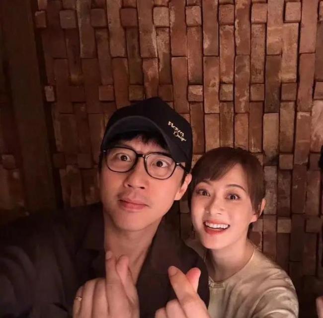 孙俪邓超甜蜜聚会，董子健变超亮电灯泡，他却喊2024太苦？