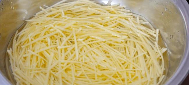 38万年薪大厨教你炒土豆丝，3个小妙招，家常菜秒变饭店味