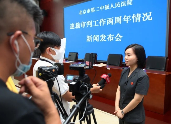 法官助理周珍接受记者采访