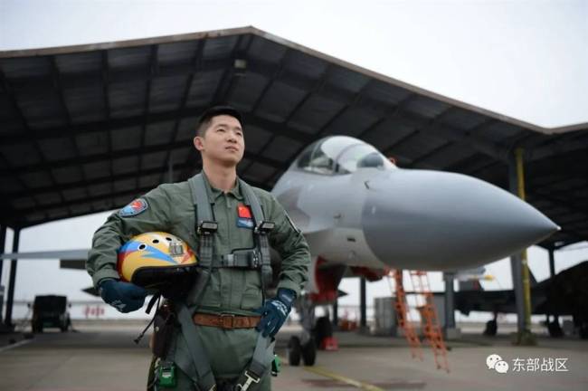 解放军最年轻“金头盔”飞行员亮相，2018年驾驶歼-16首战一举夺魁