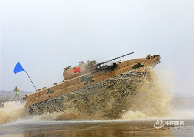 国际军事比赛：中国车组夺得“苏沃洛夫突击”单车赛第二轮第一名